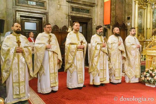 PS Părinte Nichifor Botoșăneanul a slujit Sfânta Liturghie în a doua zi a Hramului Sfintei Parascheva / Foto: pr. Silviu Cluci PS Părinte Nichifor Botoșăneanul a slujit Sfânta Liturghie în a doua zi a Hramului Sfintei Parascheva