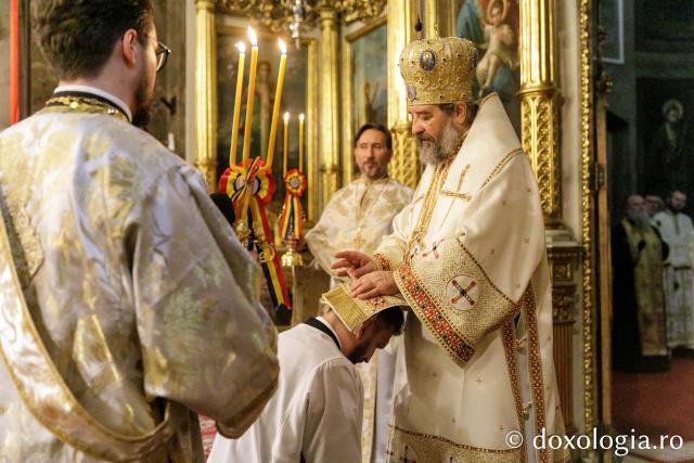 PS Părinte Nichifor Botoșăneanul a slujit Sfânta Liturghie în a doua zi a Hramului Sfintei Parascheva / Foto: pr. Silviu Cluci PS Părinte Nichifor Botoșăneanul a slujit Sfânta Liturghie în a doua zi a Hramului Sfintei Parascheva