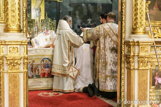 PS Părinte Nichifor Botoșăneanul a slujit Sfânta Liturghie în a doua zi a Hramului Sfintei Parascheva / Foto: pr. Silviu Cluci PS Părinte Nichifor Botoșăneanul a slujit Sfânta Liturghie în a doua zi a Hramului Sfintei Parascheva