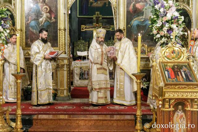 PS Părinte Nichifor Botoșăneanul a slujit Sfânta Liturghie în a doua zi a Hramului Sfintei Parascheva / Foto: pr. Silviu Cluci PS Părinte Nichifor Botoșăneanul a slujit Sfânta Liturghie în a doua zi a Hramului Sfintei Parascheva