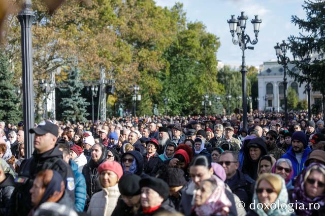 (Foto) Bucuria credinței la Iași – Sfânta Liturghie în cinstea Sfintei Parascheva și a Sfântului Grigorie Palama, 2025