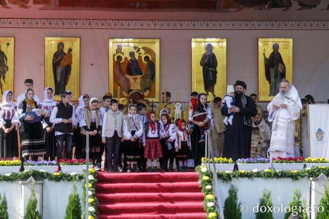 Trei familii de preoți cu mulți copii au primit distincții de vrednicie din partea IPS Teofan / Foto: pr. Silviu Cluci (Foto) Trei familii de preoți cu mulți copii au primit distincții de vrednicie din partea IPS Teofan