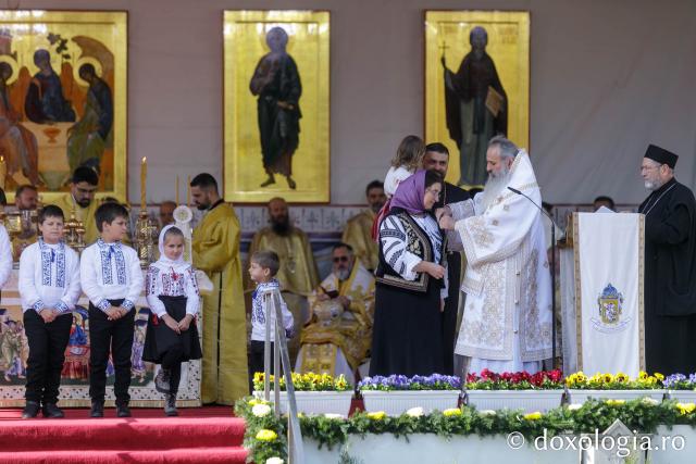 (Foto) Trei familii de preoți cu mulți copii au primit distincții de vrednicie din partea IPS Teofan