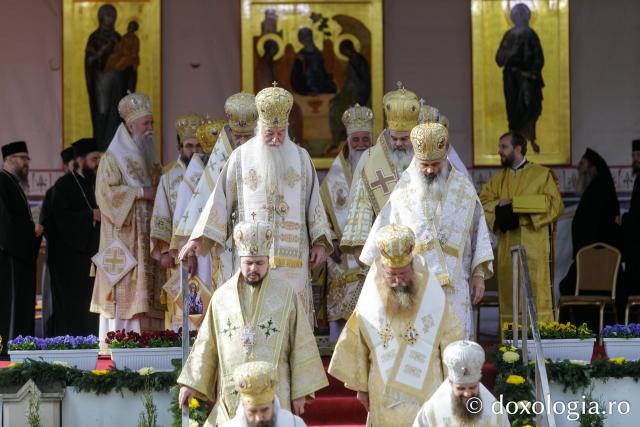 (Foto) Bucuria credinței la Iași – Sfânta Liturghie în cinstea Sfintei Parascheva și a Sfântului Grigorie Palama, 2025