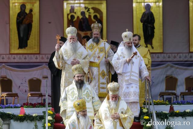 (Foto) Bucuria credinței la Iași – Sfânta Liturghie în cinstea Sfintei Parascheva și a Sfântului Grigorie Palama, 2025