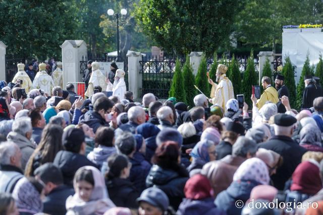 (Foto) Bucuria credinței la Iași – Sfânta Liturghie în cinstea Sfintei Parascheva și a Sfântului Grigorie Palama, 2025