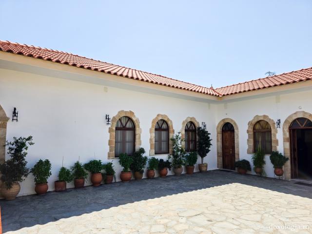 Clipe de zăbavă la Mănăstirea „Panaghia Ypseni” din Insula Rodos