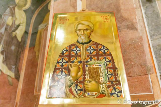 Racla cu moaștele Sfântului Cuvios Preot Mărturisitor Dumitru Stăniloae