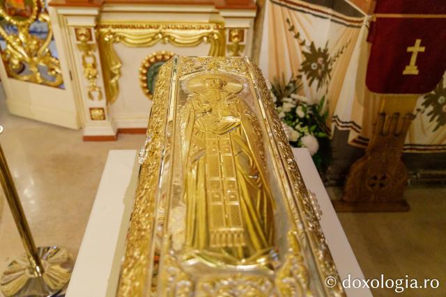 Racla cu moaștele Sfântului Cuvios Preot Mărturisitor Dumitru Stăniloae