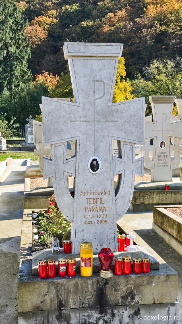 Mormântul Părintelui Teofil Părăian, dascălul bucuriei duhovnicești