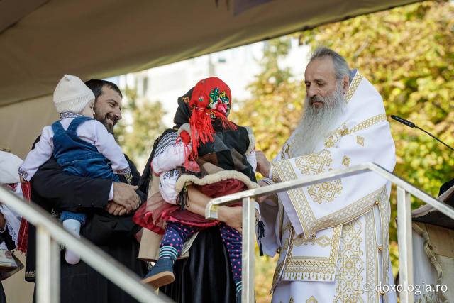 Trei familii de preoți cu mulți copii au primit distincții de vrednicie din partea IPS Teofan / Foto: Oana Nechifor Trei familii de preoți cu mulți copii au primit distincții de vrednicie din partea IPS Teofan