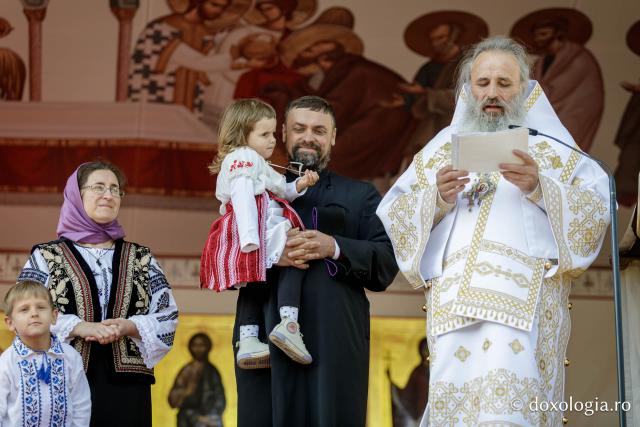 Trei familii de preoți cu mulți copii au primit distincții de vrednicie din partea IPS Teofan / Foto: Oana Nechifor Trei familii de preoți cu mulți copii au primit distincții de vrednicie din partea IPS Teofan