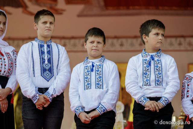 Trei familii de preoți cu mulți copii au primit distincții de vrednicie din partea IPS Teofan / Foto: Oana Nechifor Trei familii de preoți cu mulți copii au primit distincții de vrednicie din partea IPS Teofan