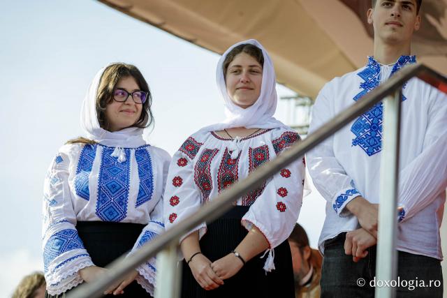 Trei familii de preoți cu mulți copii au primit distincții de vrednicie din partea IPS Teofan / Foto: Oana Nechifor Trei familii de preoți cu mulți copii au primit distincții de vrednicie din partea IPS Teofan