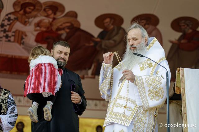 Trei familii de preoți cu mulți copii au primit distincții de vrednicie din partea IPS Teofan / Foto: Oana Nechifor Trei familii de preoți cu mulți copii au primit distincții de vrednicie din partea IPS Teofan