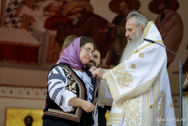 Trei familii de preoți cu mulți copii au primit distincții de vrednicie din partea IPS Teofan / Foto: Oana Nechifor Trei familii de preoți cu mulți copii au primit distincții de vrednicie din partea IPS Teofan