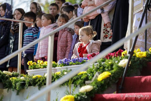 Trei familii de preoți cu mulți copii au primit distincții de vrednicie din partea IPS Teofan / Foto: Oana Nechifor Trei familii de preoți cu mulți copii au primit distincții de vrednicie din partea IPS Teofan