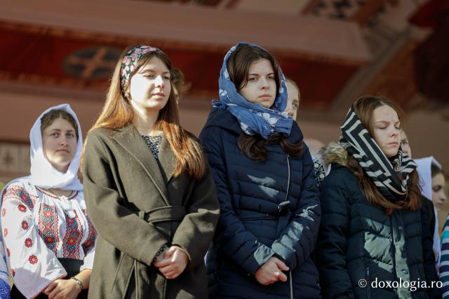 Trei familii de preoți cu mulți copii au primit distincții de vrednicie din partea IPS Teofan / Foto: Oana Nechifor Trei familii de preoți cu mulți copii au primit distincții de vrednicie din partea IPS Teofan