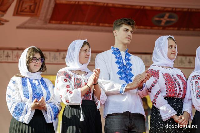 Trei familii de preoți cu mulți copii au primit distincții de vrednicie din partea IPS Teofan / Foto: Oana Nechifor Trei familii de preoți cu mulți copii au primit distincții de vrednicie din partea IPS Teofan