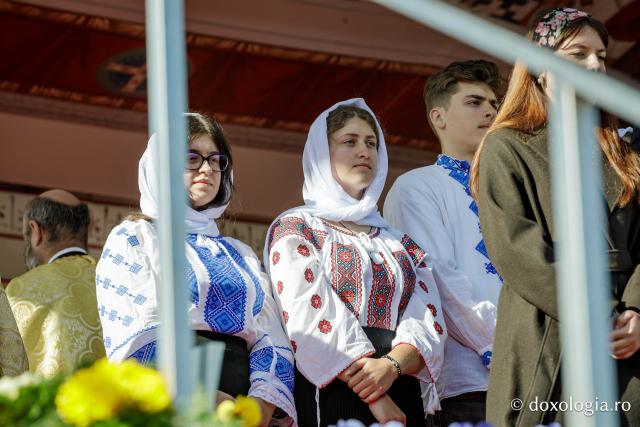 Trei familii de preoți cu mulți copii au primit distincții de vrednicie din partea IPS Teofan / Foto: Oana Nechifor Trei familii de preoți cu mulți copii au primit distincții de vrednicie din partea IPS Teofan