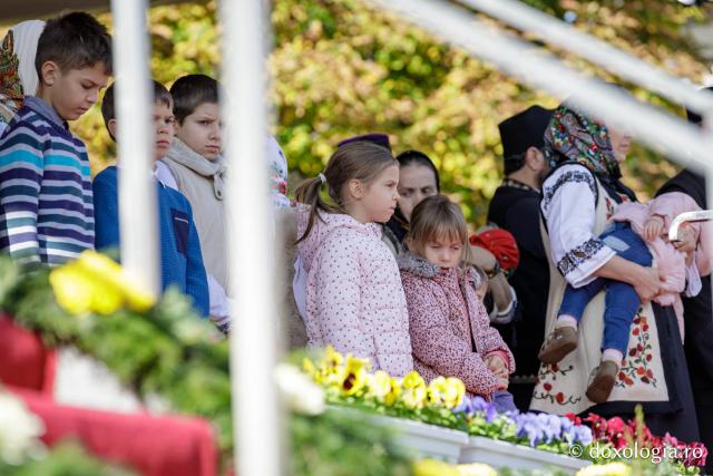 Trei familii de preoți cu mulți copii au primit distincții de vrednicie din partea IPS Teofan / Foto: Oana Nechifor Trei familii de preoți cu mulți copii au primit distincții de vrednicie din partea IPS Teofan