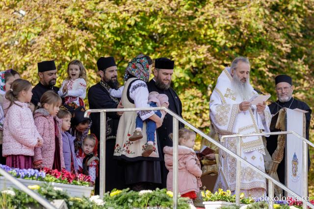 Trei familii de preoți cu mulți copii au primit distincții de vrednicie din partea IPS Teofan / Foto: Oana Nechifor Trei familii de preoți cu mulți copii au primit distincții de vrednicie din partea IPS Teofan