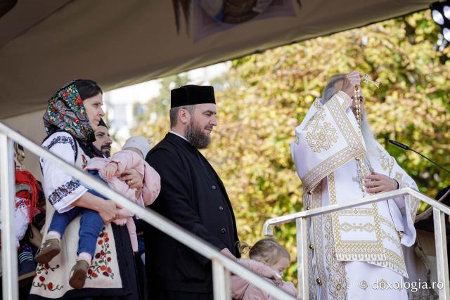 Trei familii de preoți cu mulți copii au primit distincții de vrednicie din partea IPS Teofan / Foto: Oana Nechifor Trei familii de preoți cu mulți copii au primit distincții de vrednicie din partea IPS Teofan