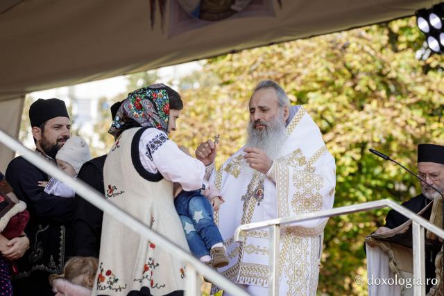 Trei familii de preoți cu mulți copii au primit distincții de vrednicie din partea IPS Teofan / Foto: Oana Nechifor Trei familii de preoți cu mulți copii au primit distincții de vrednicie din partea IPS Teofan