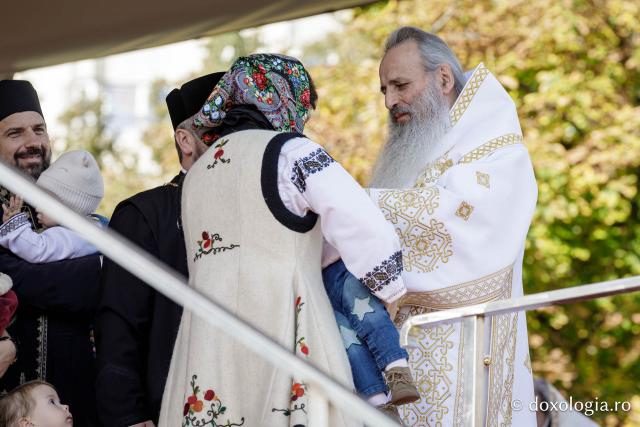 Trei familii de preoți cu mulți copii au primit distincții de vrednicie din partea IPS Teofan / Foto: Oana Nechifor Trei familii de preoți cu mulți copii au primit distincții de vrednicie din partea IPS Teofan