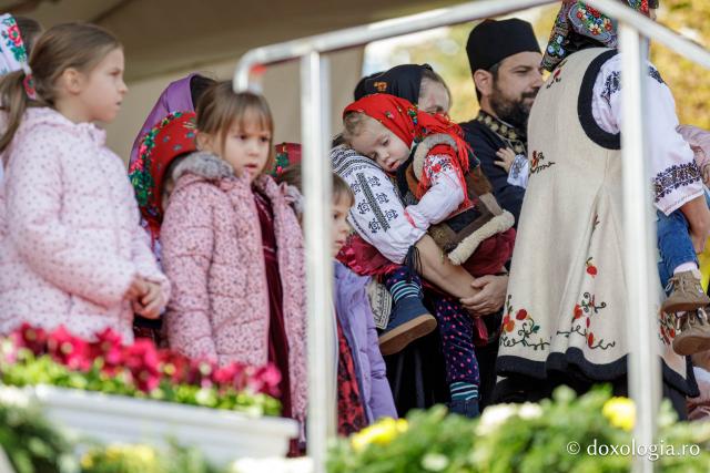 Trei familii de preoți cu mulți copii au primit distincții de vrednicie din partea IPS Teofan / Foto: Oana Nechifor Trei familii de preoți cu mulți copii au primit distincții de vrednicie din partea IPS Teofan