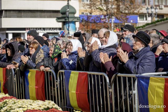 Trei familii de preoți cu mulți copii au primit distincții de vrednicie din partea IPS Teofan / Foto: Oana Nechifor Trei familii de preoți cu mulți copii au primit distincții de vrednicie din partea IPS Teofan