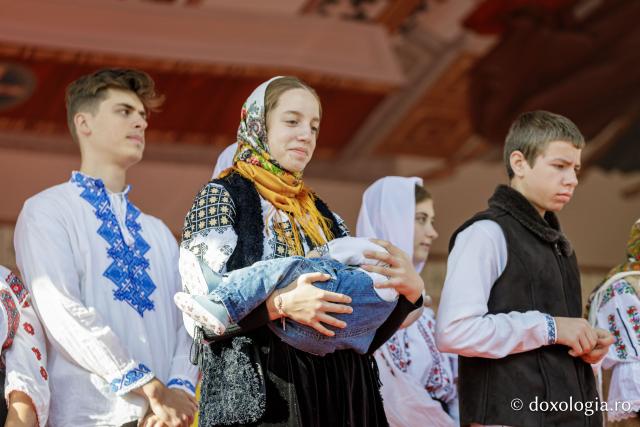 Trei familii de preoți cu mulți copii au primit distincții de vrednicie din partea IPS Teofan / Foto: Oana Nechifor Trei familii de preoți cu mulți copii au primit distincții de vrednicie din partea IPS Teofan
