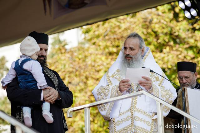 Trei familii de preoți cu mulți copii au primit distincții de vrednicie din partea IPS Teofan / Foto: Oana Nechifor Trei familii de preoți cu mulți copii au primit distincții de vrednicie din partea IPS Teofan