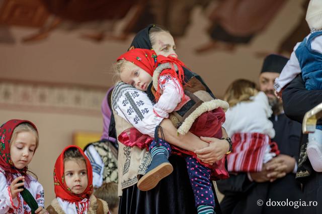 Trei familii de preoți cu mulți copii au primit distincții de vrednicie din partea IPS Teofan / Foto: Oana Nechifor Trei familii de preoți cu mulți copii au primit distincții de vrednicie din partea IPS Teofan