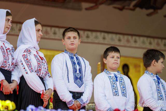 Trei familii de preoți cu mulți copii au primit distincții de vrednicie din partea IPS Teofan / Foto: Oana Nechifor Trei familii de preoți cu mulți copii au primit distincții de vrednicie din partea IPS Teofan