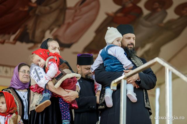 Trei familii de preoți cu mulți copii au primit distincții de vrednicie din partea IPS Teofan / Foto: Oana Nechifor Trei familii de preoți cu mulți copii au primit distincții de vrednicie din partea IPS Teofan