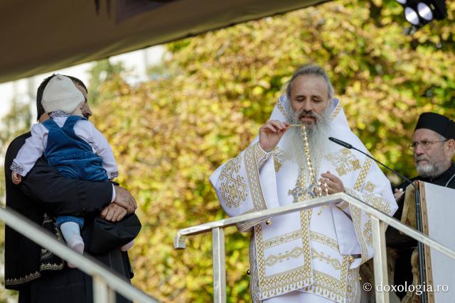 Trei familii de preoți cu mulți copii au primit distincții de vrednicie din partea IPS Teofan / Foto: Oana Nechifor Trei familii de preoți cu mulți copii au primit distincții de vrednicie din partea IPS Teofan