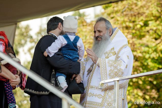 Trei familii de preoți cu mulți copii au primit distincții de vrednicie din partea IPS Teofan / Foto: Oana Nechifor Trei familii de preoți cu mulți copii au primit distincții de vrednicie din partea IPS Teofan