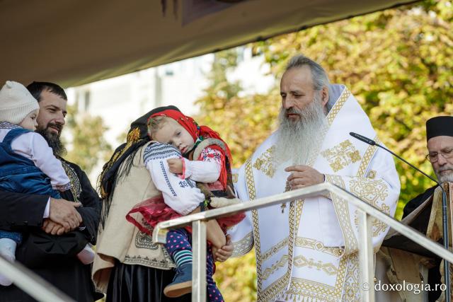 Trei familii de preoți cu mulți copii au primit distincții de vrednicie din partea IPS Teofan / Foto: Oana Nechifor Trei familii de preoți cu mulți copii au primit distincții de vrednicie din partea IPS Teofan