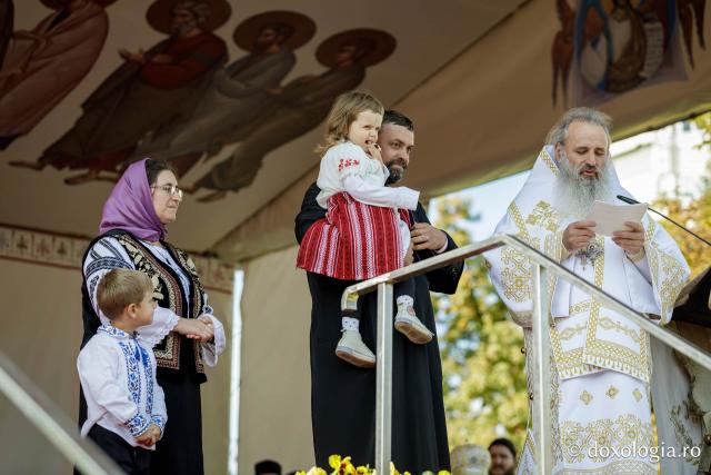 Trei familii de preoți cu mulți copii au primit distincții de vrednicie din partea IPS Teofan / Foto: Oana Nechifor Trei familii de preoți cu mulți copii au primit distincții de vrednicie din partea IPS Teofan