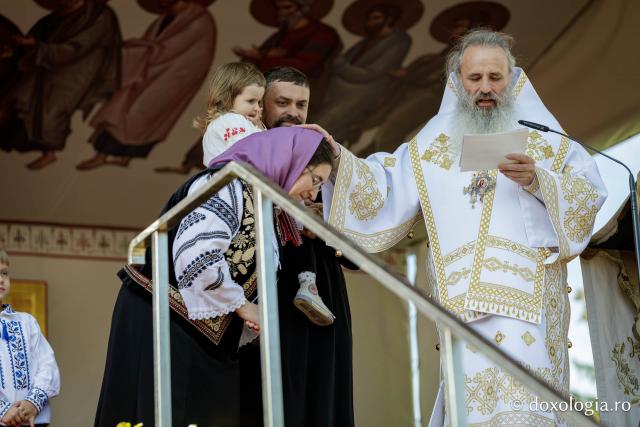 Trei familii de preoți cu mulți copii au primit distincții de vrednicie din partea IPS Teofan / Foto: Oana Nechifor Trei familii de preoți cu mulți copii au primit distincții de vrednicie din partea IPS Teofan