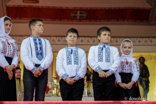 Trei familii de preoți cu mulți copii au primit distincții de vrednicie din partea IPS Teofan / Foto: Oana Nechifor Trei familii de preoți cu mulți copii au primit distincții de vrednicie din partea IPS Teofan
