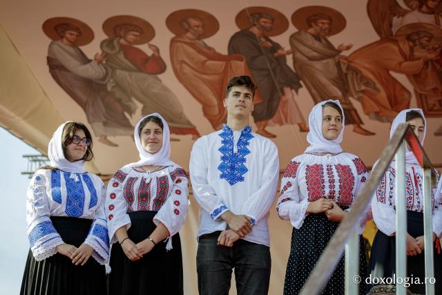 Trei familii de preoți cu mulți copii au primit distincții de vrednicie din partea IPS Teofan / Foto: Oana Nechifor Trei familii de preoți cu mulți copii au primit distincții de vrednicie din partea IPS Teofan