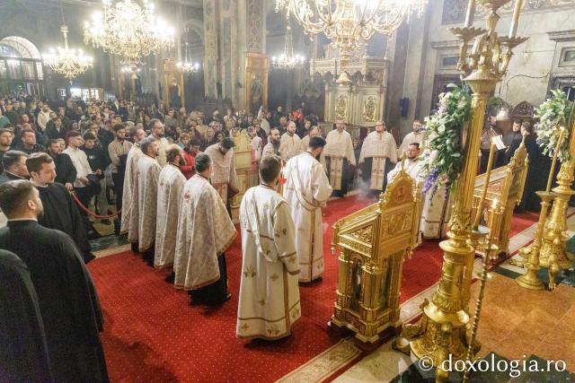 (Foto) „Bucură-te, Sfinte Andrei, Apostole!” – Priveghere în cinstea Sfântului Andrei la Catedrala Mitropolitană din Iași