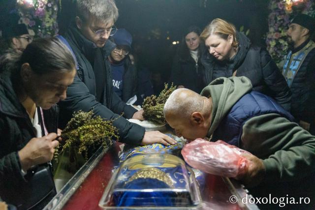 Slujba de priveghere în cinstea Sfintei Cuvioase Parascheva la Catedrala Mitropolitană din Iași / Foto: pr. Silviu Cluci Slujba de priveghere în cinstea Sfintei Cuvioase Parascheva la Catedrala Mitropolitană din Iași