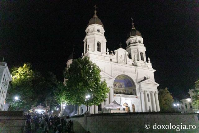 Slujba de priveghere în cinstea Sfintei Cuvioase Parascheva la Catedrala Mitropolitană din Iași / Foto: pr. Silviu Cluci Slujba de priveghere în cinstea Sfintei Cuvioase Parascheva la Catedrala Mitropolitană din Iași