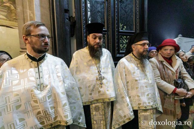Slujba de priveghere în cinstea Sfintei Cuvioase Parascheva la Catedrala Mitropolitană din Iași / Foto: pr. Silviu Cluci Slujba de priveghere în cinstea Sfintei Cuvioase Parascheva la Catedrala Mitropolitană din Iași