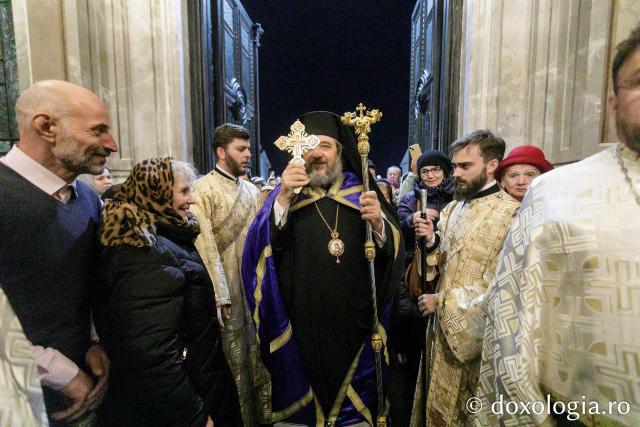 Slujba de priveghere în cinstea Sfintei Cuvioase Parascheva la Catedrala Mitropolitană din Iași / Foto: pr. Silviu Cluci Slujba de priveghere în cinstea Sfintei Cuvioase Parascheva la Catedrala Mitropolitană din Iași