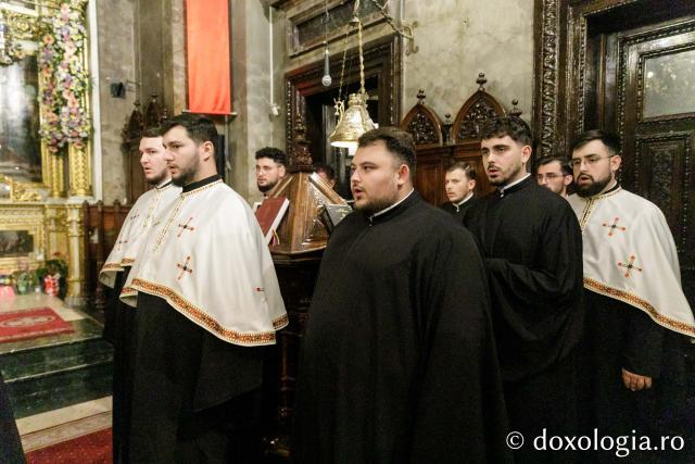 Slujba de priveghere în cinstea Sfintei Cuvioase Parascheva la Catedrala Mitropolitană din Iași / Foto: pr. Silviu Cluci Slujba de priveghere în cinstea Sfintei Cuvioase Parascheva la Catedrala Mitropolitană din Iași