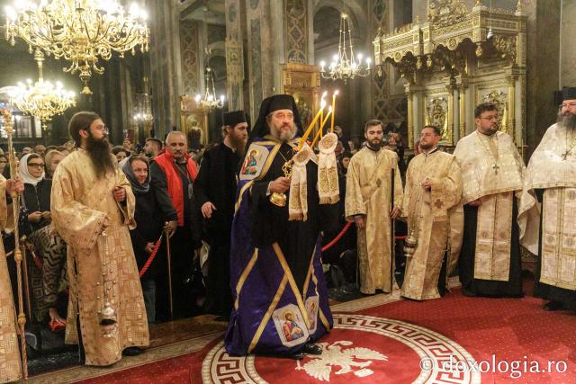 Slujba de priveghere în cinstea Sfintei Cuvioase Parascheva la Catedrala Mitropolitană din Iași / Foto: pr. Silviu Cluci Slujba de priveghere în cinstea Sfintei Cuvioase Parascheva la Catedrala Mitropolitană din Iași